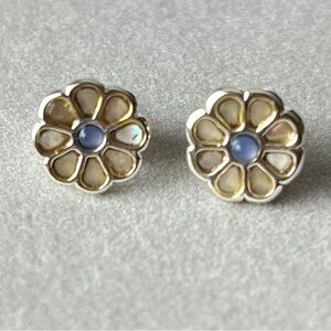 Chic Floral Stud Earrings in Silver